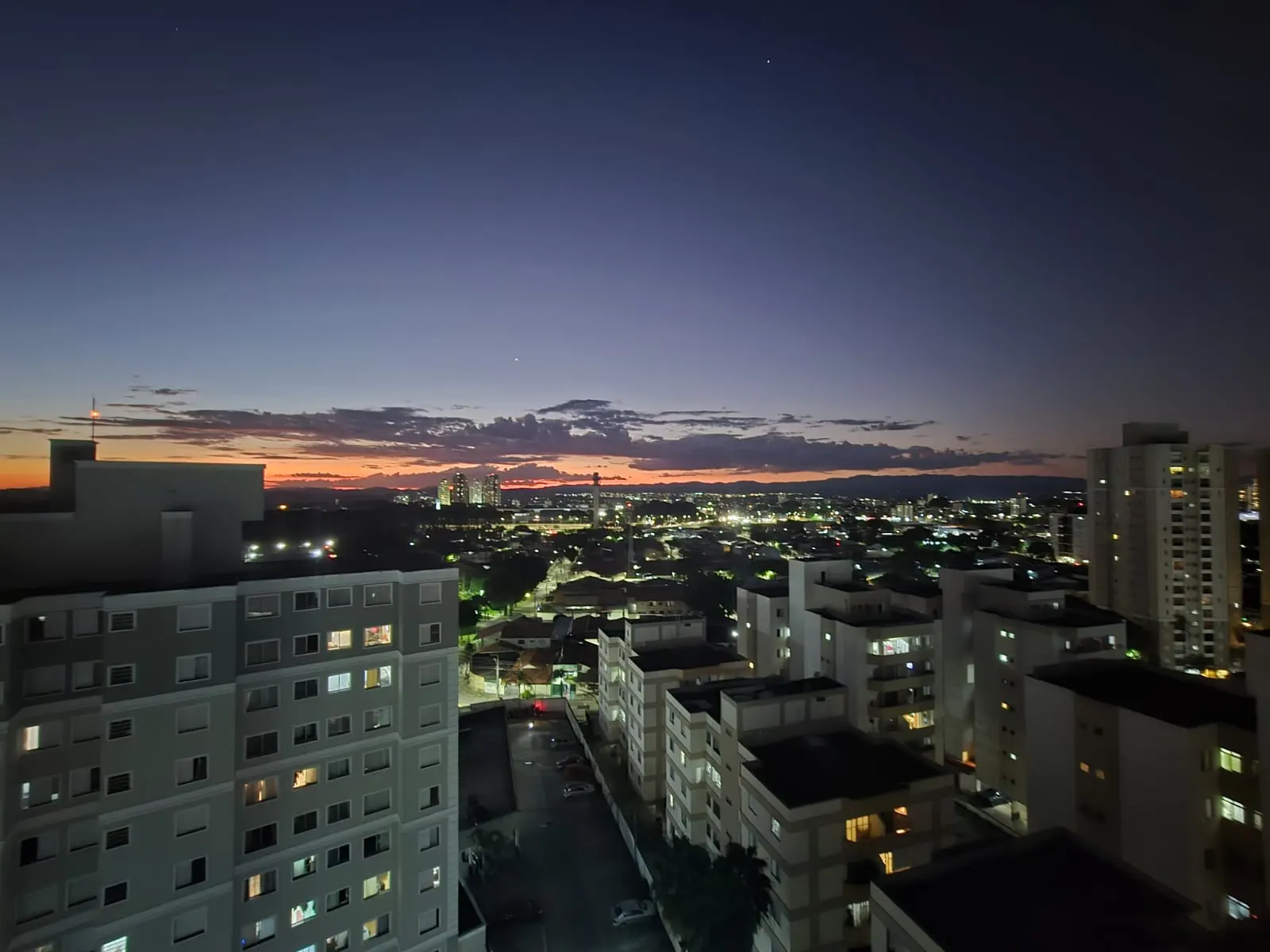 Vista do horizonte de São José dos Campos a partir da sacada do apartamento